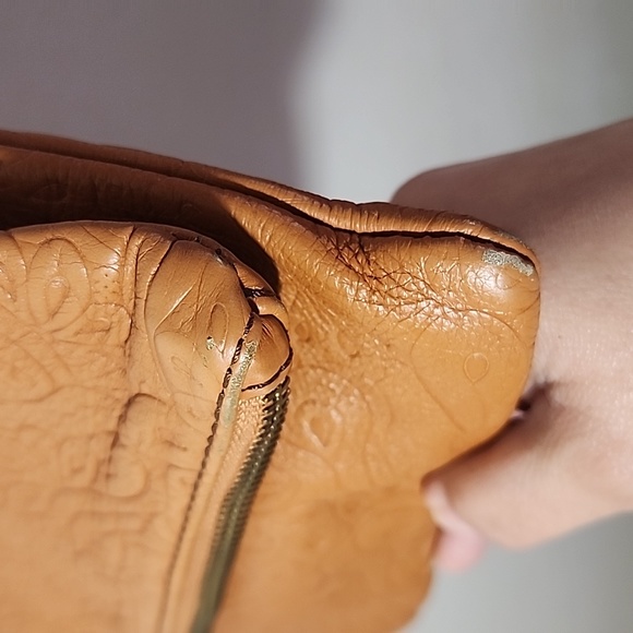 Floral etched fold over crossbody yellow/tan purse - Picture 4 of 12